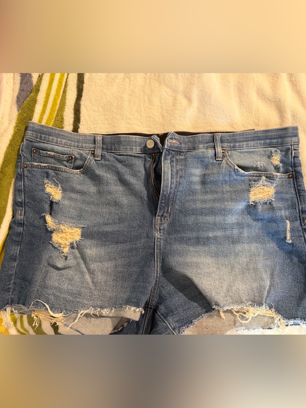 ✨ 2/$25 or 3/$30 SALE - 
torrid Light Blue Distressed Denim 3.5 inch shorts